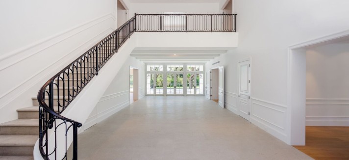 Tetos altos e espaços amplos