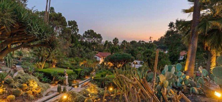 Jardim iluminado à noite