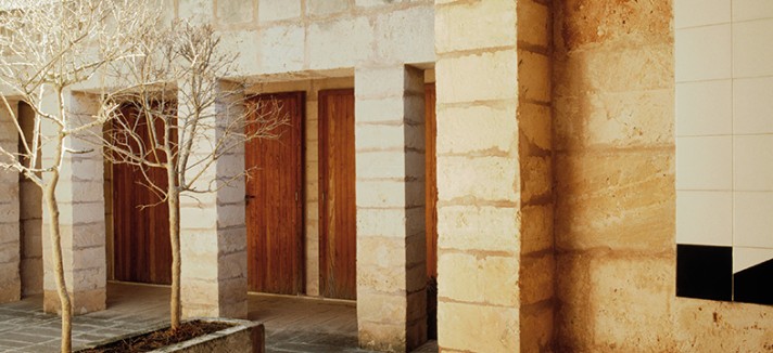 O material principal é a pedra