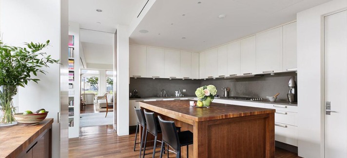 ... e inclui uma ilha na cozinha