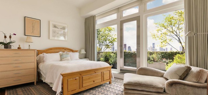 Quarto com grandes janelas