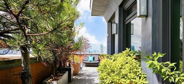 ... e tem uma zona de lazer no terraço