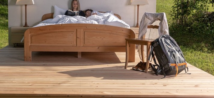 Um casal a descansar num dos quartos