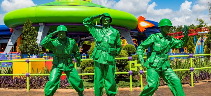 Três soldados vigiam o parque