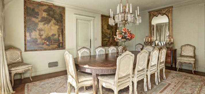 Tem seis quartos e cinco casas de banho... 