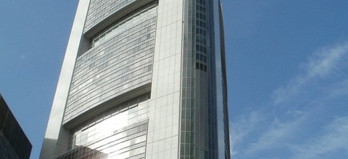 Supera os 300 metros de altura