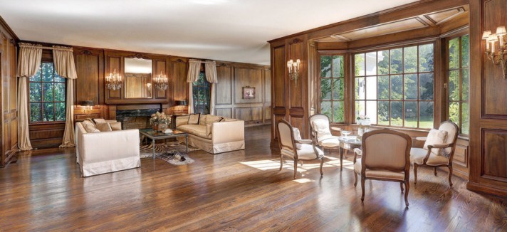 O interior da casa destaca-se pela sua amplitude