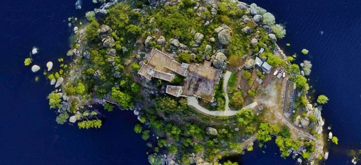 Vista aérea da ilha e castelo
