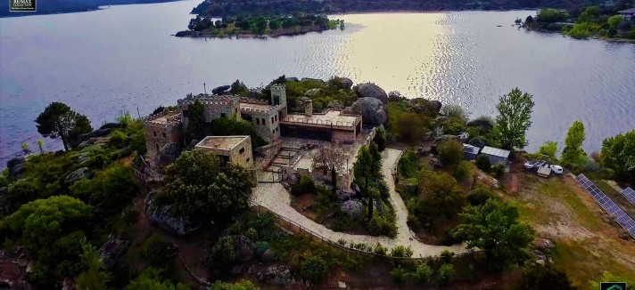 O castelo possui panéis solares e um sistema de filtragem de águas residuais
