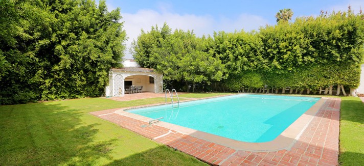 A propriedade tem amplos jardins, um poço e uma piscina