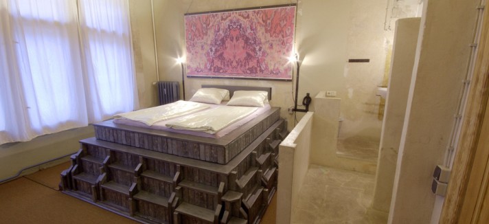 O quarto imita a disposição de um templo
