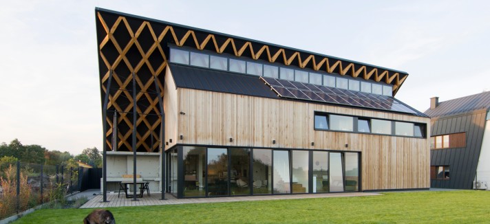 Várias janelas que facilitam a entrada de luz solar