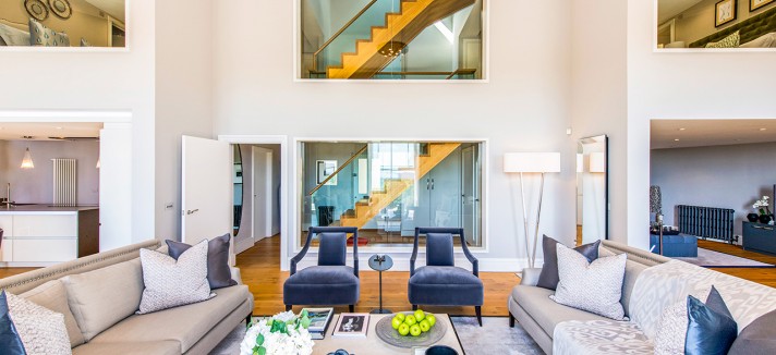 A escadas fazem a ligação entre andares