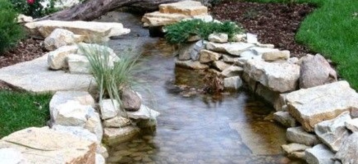 Há múltiplas formas de incluir um lago no jardim