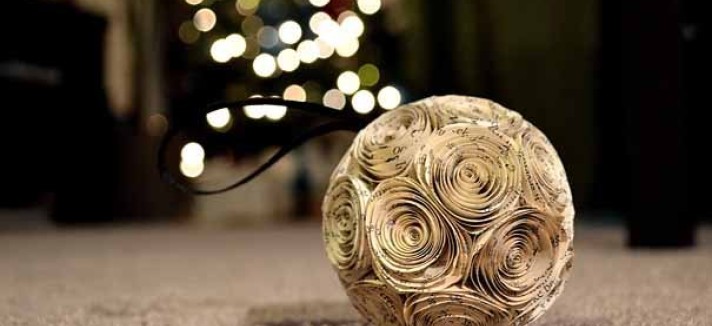 Bola de Natal que ganha vida com 'restos' de revistas e jornais