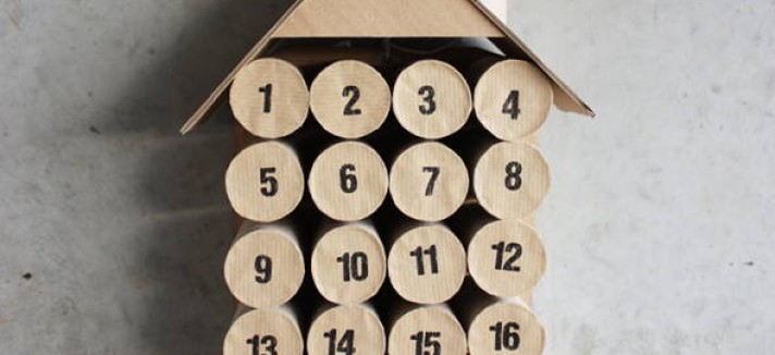 Um calendário com rolos de papel higiénico