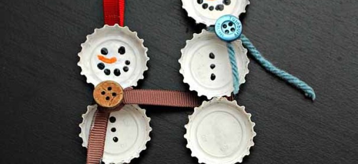 Bonecos de neve feitos com caricas