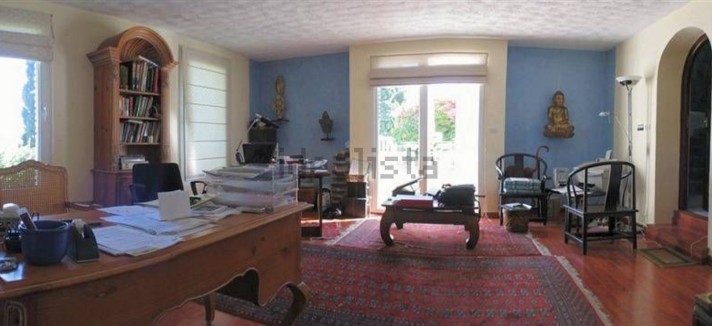 Um espaçoso escritório