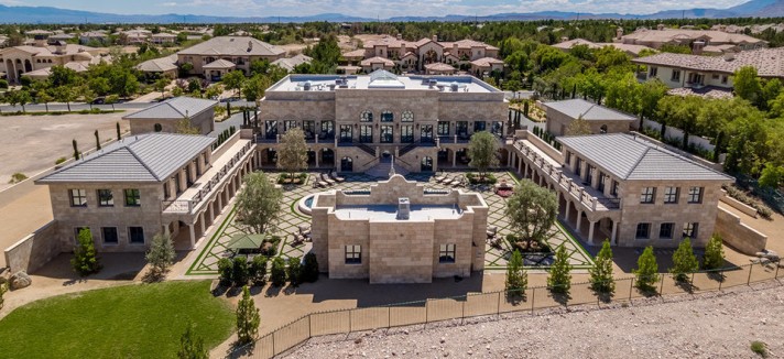 Encontra-se numa zona isolada e com espaços verdes