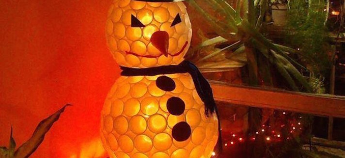 Boneco de neve feito com copos de plástico