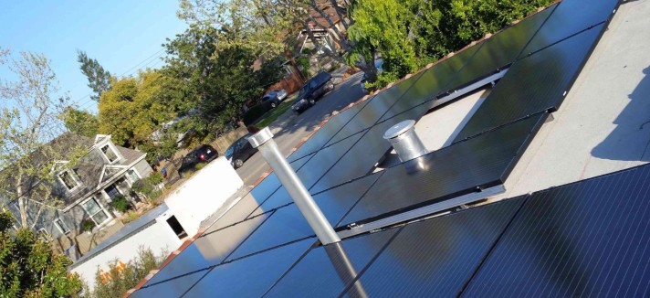 Tem painéis solares e 'aceita' veículos elétricos
