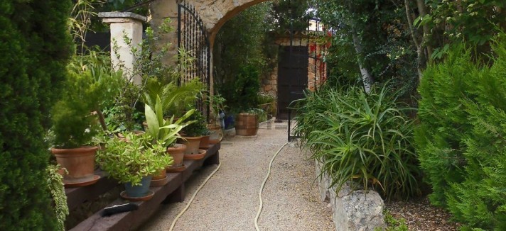 Tem um grande jardim 