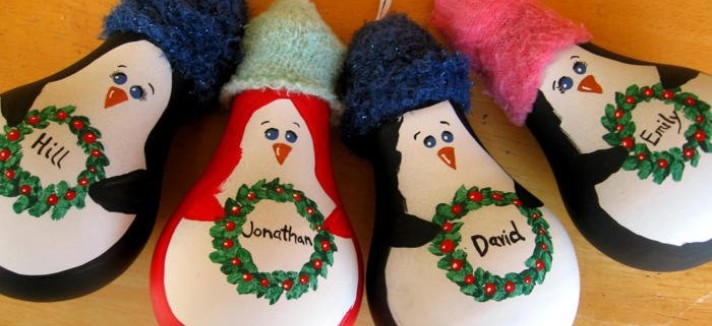 Pinguins feitos com lâmpadas