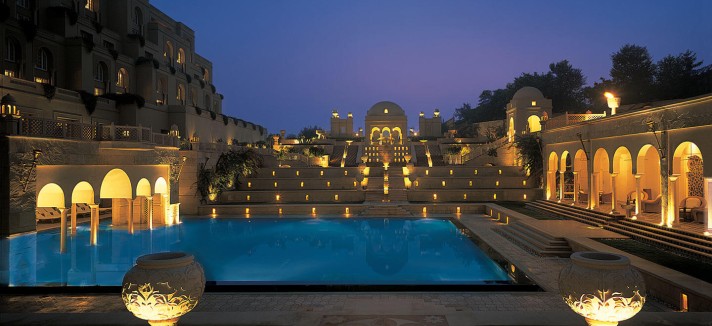 Piscina exterior iluminada