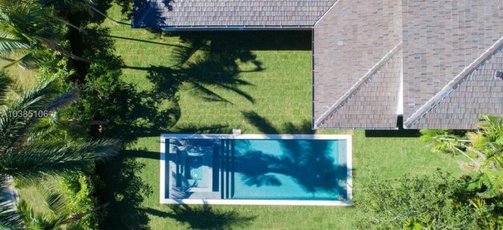 Vista aérea da piscina