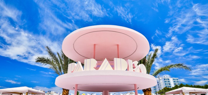O bar de cocktails junto à piscina