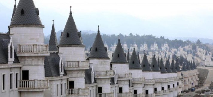 As casas encontram-se na pequena cidade de Mudurni