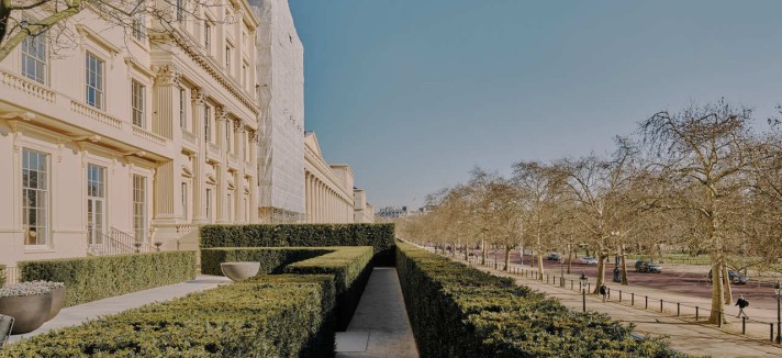 Há no exterior vários jardins