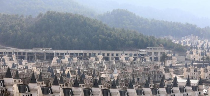 Das mais de 700 casas, 350 foram vendidas...