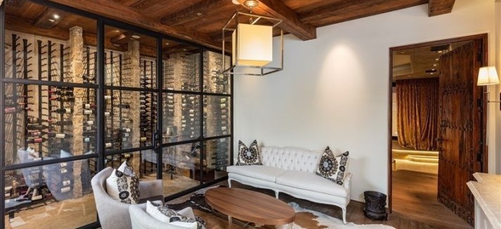 A casa possui ginásio e adega