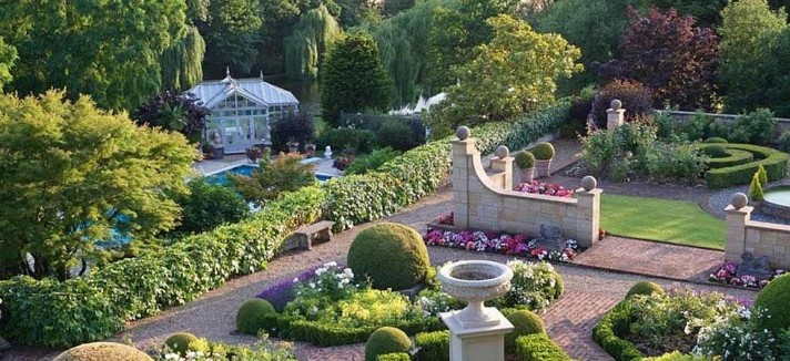 A mansão tem longos jardins