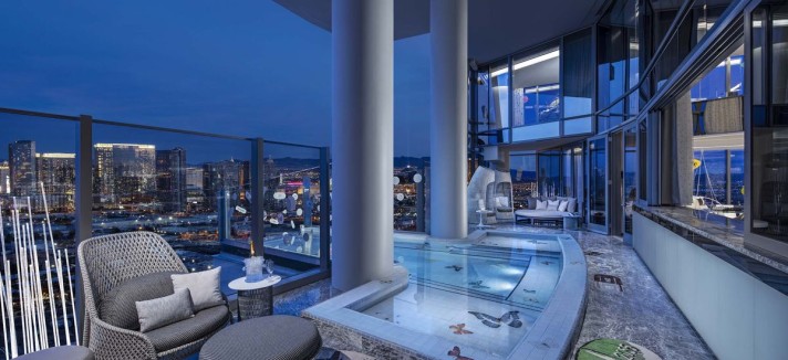 O quarto tem 6 obras de arte do artista