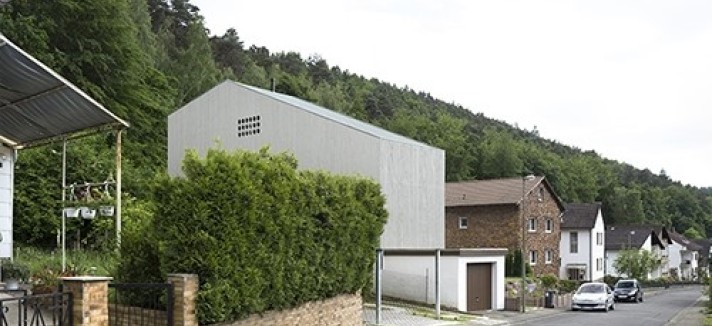 A casa pré-fabricada que aposta nas “estacas”
