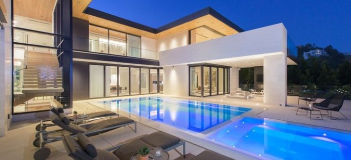 A casa tem duas piscinas