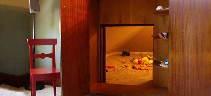 Um quarto dentro de um armário