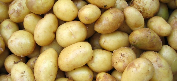 Limpar panelas... com batatas