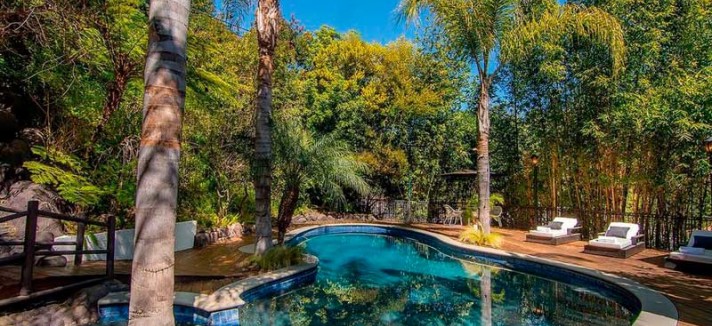 A piscina parece um oásis