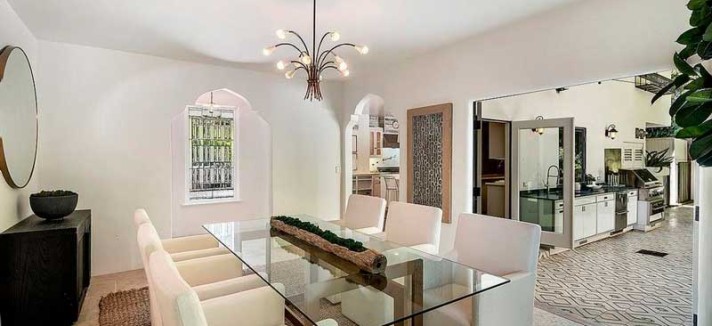 Uma das salas de refeições da casa