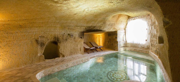 Uma piscina interior