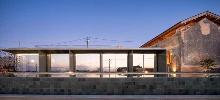 À direita, um edifício recuperado