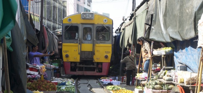 Mercado sobre a linha de comboio