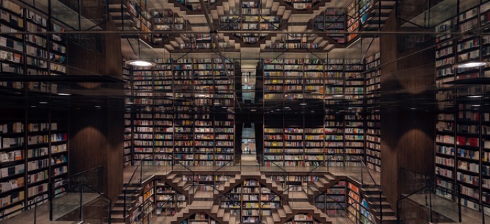 Os espelhos criam uma sensação de amplitude