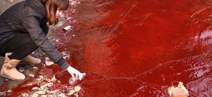 A água completamente vermelha