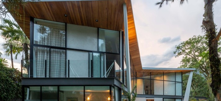 A casa tem grandes janelas