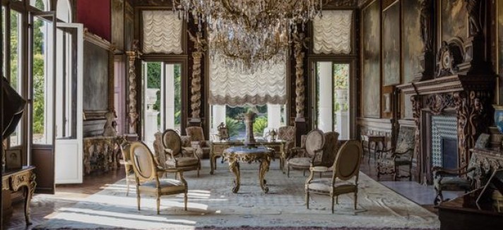 Os adornos fazem lembrar um palácio
