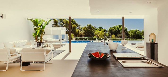 Está inserida na urbanização Vista Alegre